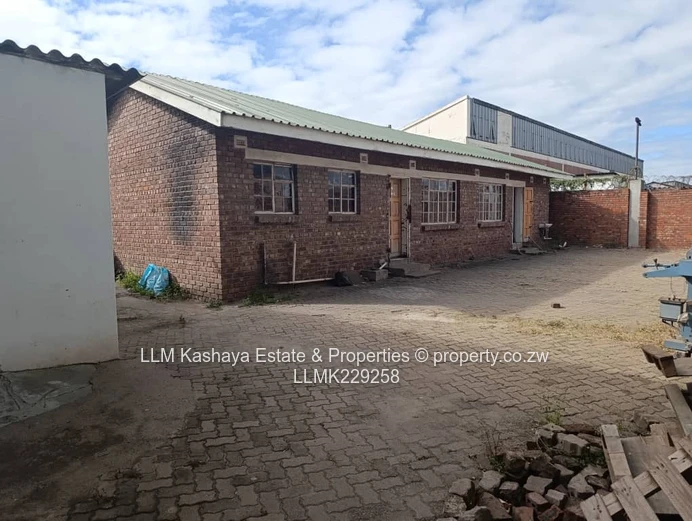 Warehouse to let in Ardbennie, Waterfalls, Harare